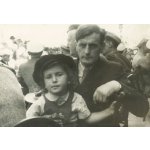 Mit Vater Richard Flury an einem Frühschoppen der Studentenverbindung Dornachia vor dem Roten Turm, Solothurn, 8.7.1945